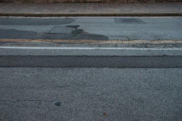 Strada, manto stradale rovinato, crepe e buche