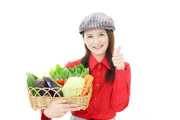 野菜を持つウェイトレス