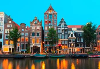 Fotobehang Nacht uitzicht op de stad van Amsterdamse grachten en typische huizen, Holland, © Kavalenkava