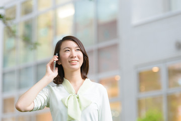 屋外で電話するビジネスウーマン