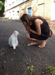 девушка и белый кот
