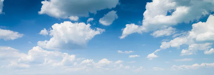 Foto op Plexiglas blauwe hemelachtergrond met wolken © klagyivik