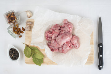 Carne de mollejas de cordero en la tabla de corte de la cocina