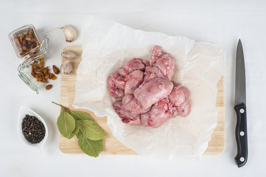 Carne de mollejas de cordero en la tabla de corte de la cocina