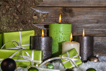 Vier brennende Kerzen in Grün: Dekoration weihnachtlich
