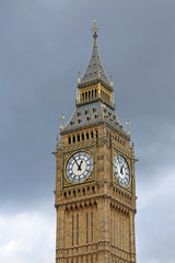Fototapeta na wymiar graue Wolken über Big Ben