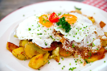 Bratkartoffeln mit Spiegelei