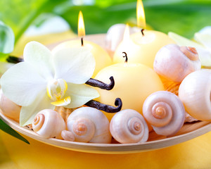 Duftende Tischdekoration mit Vanille, Blüten und Kerzen