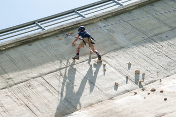 bambino che arrampica