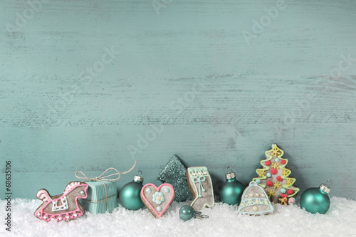 &quot;Weihnachtskarte in mintgrün dekoriert mit Lebkuchen&quot; Stockfotos und