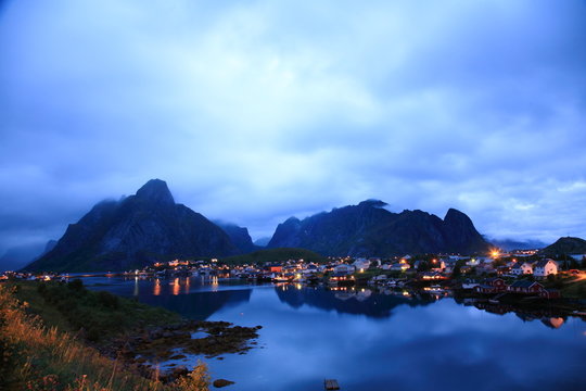 reine villaggio al tramonto isole lofoten norvegia