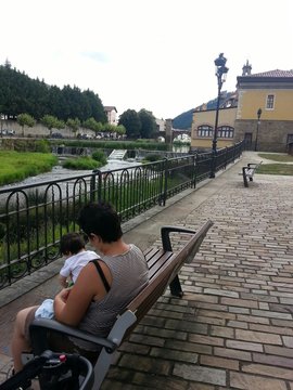 Madre e hija disfrutando frente al rio