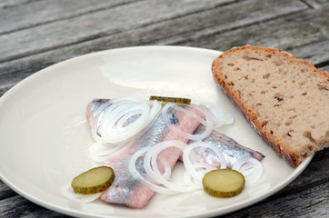 Matjes mit Zwiebeln