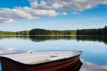Schweden See mit altem Boot