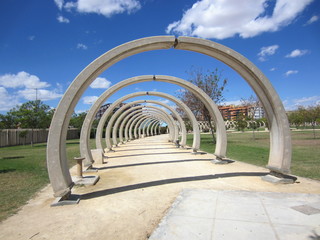 paseo con escultura © norrie39