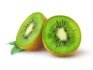 Foto op Plexiglas Vruchten Geïsoleerde kiwi. Een kiwi in tweeën gesneden geïsoleerd op een witte achtergrond met uitknippad