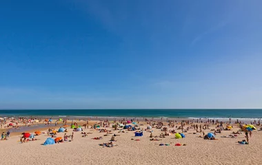 Papier Peint photo Plage et mer Crowded Atlantic summer beach in Portugal