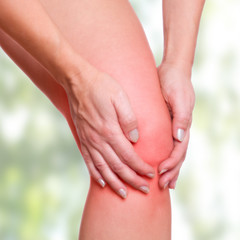 Knieschmerzen mit den H&auml;nden halten