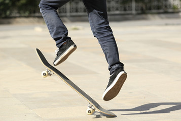 Fototapeta na wymiar young boy skateboarding in the city 