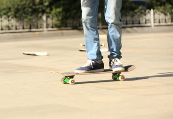 Fototapeta na wymiar young boy skateboarding in the city 