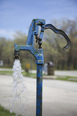 Wasserpumpe mit laufendem Wasserhahn