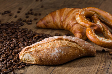 Baguette und Kaffeebohnen