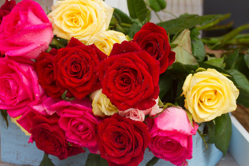 Naklejka premium red and pink roses on table