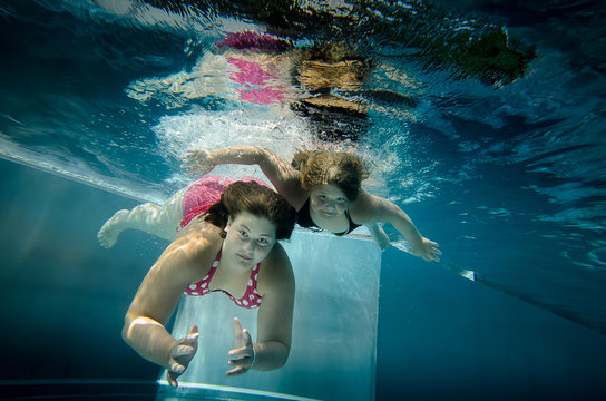 Zwei Mädchen tauchen im Pool