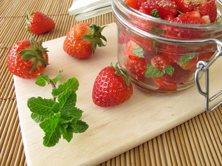 Erdbeeren mit Rohrohrzucker und Minze