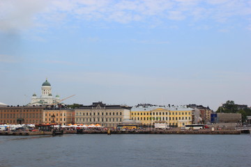 Obraz premium Blick vom Meer auf den Hafen und die Skyline von Helsinki