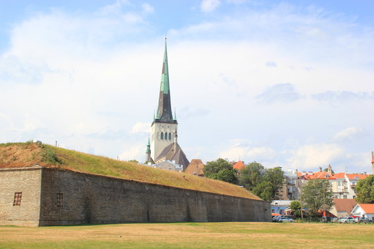 Die Olaikirche in Tallinn (Estland) mit Teil der Stadt