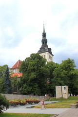 Parkanlage und Turm der Nikolaikirche in Tallinn (Estland)