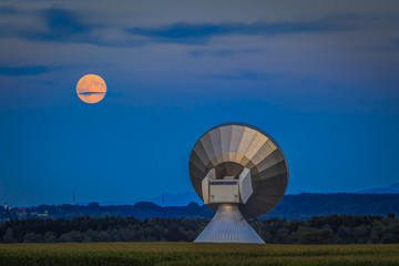 Eine Antenne der Erdfunkstelle in Raisting in einer Vollmundnacht
