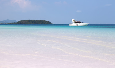 Obraz premium яхта на рейде на фоне острова