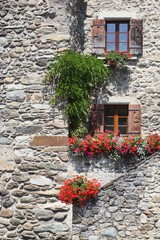 Fototapeta na wymiar Facade in the medieval village of Yvoire