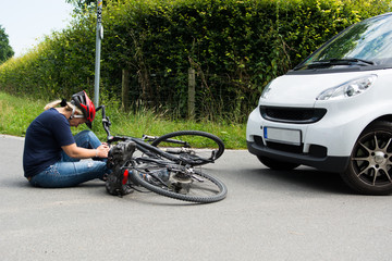 frau hat schmerzen nach fahrradunfall