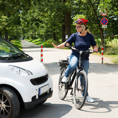 radfahrer hält autofahrer an