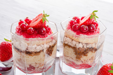 Strawberry - currant crumble Dessertt