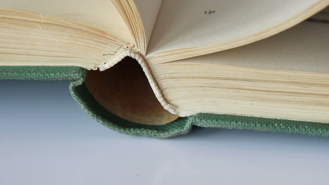 Altes Buch wird umgebl&auml;ttert