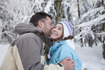  Paar in Winterkleidung, küssen
