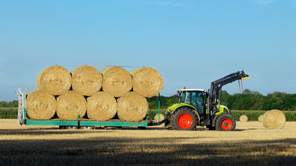 Traktor mit Strohballen © Peter Maszlen