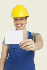 Bauarbeiter tragen Helm und hält Papier,Lächeln,Portrait
