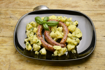 Salchichas con papas Patate und luganega Kartoffeln e wurst