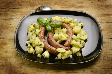 Salchichas y papas Kiełbasa i ziemniaki Ispíní agus prátaí