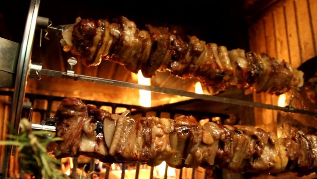 skewer of meat that is cooked in a fire in the fireplace