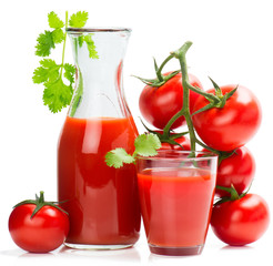 Bouteille et verre de jus de tomate et tomates mûres.