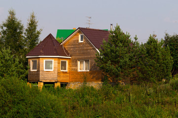 деревянный дом - коттедж, в лесу