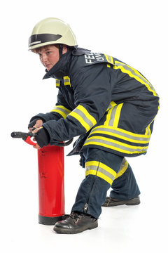Feuerwehrfrau mit Feuerlöscher
