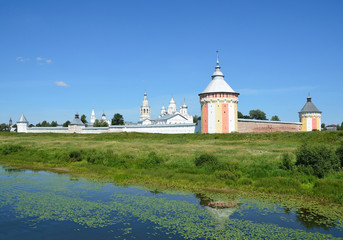 Fototapeta na wymiar Спасо-Прилуцкий монастырь в Вологде летом