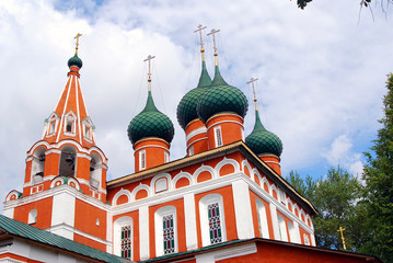 Fototapeta na wymiar Old orthodox church in Yaroslavl, Russia.